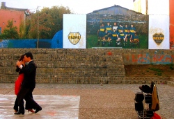 Tango Argentino Tango Argentino (Bild: Tango dancers, watched by the Boca Juniors, Brian Allen, CC BY)