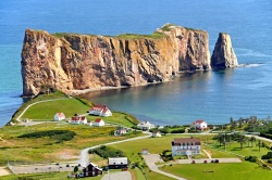 Die Felsformation 'Percé Rock' in der Provinz Quebec Die Felsformation 'Percé Rock' in der Provinz Quebec (Bild: DGJ_8688 - Taken from Mont Saint-Anne, Dennis Jarvis, CC BY-SA)