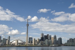 Die Skyline von Toronto Die Skyline von Toronto (Bild: Toronto, BriYYZ, CC BY-SA)