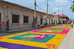 Farbenfroher XXL Copan Teppich in Honduras Farbenfroher XXL Copan Teppich in Honduras (Bild: Alfombras Copan | Copan Carpets, Adalberto.H.Vega, CC BY)