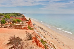 Sandstrand der Algarve mit Kalksteinfelsen Sandstrand der Algarve mit Kalksteinfelsen