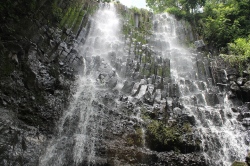 Wasserfall Cascada de Los Tercios, Suchitoto Wasserfall Cascada de Los Tercios, Suchitoto (Bild: Cascada los Tercios en el mes de Agosto, ElmerGuevara , CC BY-SA)