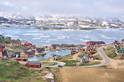 (Bild: Village of Tasiilaq; View from Hotel Angmagsallik, Christine Zenino, CC BY)