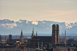 (Bild: Frauenkirche in München, Reinald Kirchner, CC BY-SA)