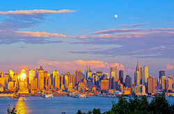 Blick über New York Blick über New York (Bild: Day183 New York at sunset & moon rise, serenitbee, CC BY-SA)