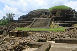 Maya Ruinenstätte Tazumal in El Salvador Maya Ruinenstätte Tazumal in El Salvador (Bild: ES Tazumal 06 2011 2236, Mario Roberto Durán Ortiz, CC BY-SA)
