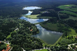 Teichkaskade Hirschlerteich und Pfauenteiche bei Clausthal-Zellerfeld Teichkaskade Hirschlerteich und Pfauenteiche bei Clausthal-Zellerfeld (Bild: Harz Wasserwerke GmbH / Harzer Tourismusverband e.V.)
