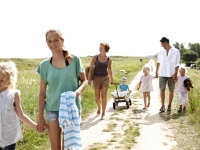 Familie auf dem Weg zum Strand, Foto: VisitDenmark