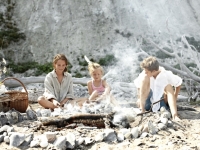 Familie backt Brot über offenen Feuer am Strand, Foto: VisitDenmark