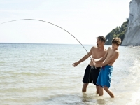 Vater und Sohn angeln am Strand, Foto: VisitDenmark