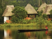 Kind paddelt durch den Amazonas, Foto: Ministerio de Turismo del Ecuador