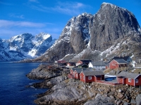 Fischerhütten vor Traumkulisse auf den Lofoten [Foto: Andrea Giubelli - Visitnorway.com]