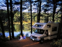 Natürlicher Rastplatz mit dem Camper im Algonquin Provincal Park, Foto: Ontario Tourism Marketing Partnership Corporation