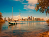 Segelboot vor Torontos Waterfront, Foto: Ontario Tourism Marketing Partnership Corporation