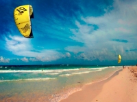 Kitesurfen am Strand, Foto: Riviera Maya