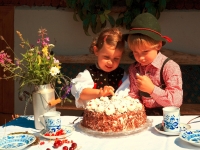 Trachtenkinder mit Kirschtorte, Foto: Ralf Greiner/Tourist-Information Todtmoos