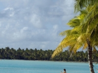 Couple on Motu, Photos courtesy of Tahiti Tourisme