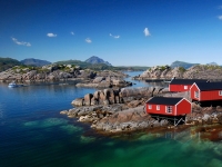Drei Rorbu Blockütten am Fjord, Ben Burger