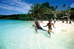 Fröhliche Vanuatu-Jungen am Strand, Foto: Vanuatu Tourism Office  (Bild: Vanuatu Tourism Office)