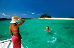 Pärchen mit Kayak am Strand von Vanuatu, Foto: Vanuatu Tourism Office  (Bild: Vanuatu Tourism Office)