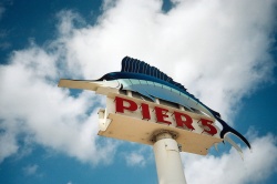 Schild des beliebten Pier 5  (Bild: Pier 5 Sign, Phillip Pessar, CC BY)