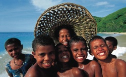 Strahlende Gesichter bei einer Gruppe Fiji-Kinder  (Bild: Best of Travel Group)