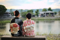 Zwei Damen genießen die Stille der Natur  (Bild: Asien Special Tours, Copyright)