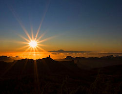 (Bild: Atardecer y mar de nubes, desde El Mirador del Pico de Las Nieves en Gran Canaria, JUAN RAMON RODRIGUEZ SOSA, CC BY-SA)