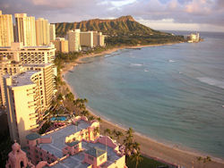 Waikiki Beach  (Bild: Waikiki Beach at Sunset, Alan Light, CC BY)