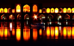 Khaju-Brücke bei Nacht  (Bild: Khaju Bridge, Isfahan, Hamed Saber , CC BY)