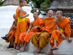 Mönche in Wat Xieng Thong Laos  (Bild: Nick Hubbard, CC BY)