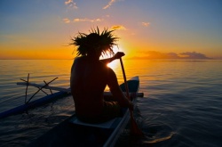 Rudern in den Sonnenuntergang von Tahiti  (Bild: Tim-McKenna, Tahiti Tourism, Copyright)